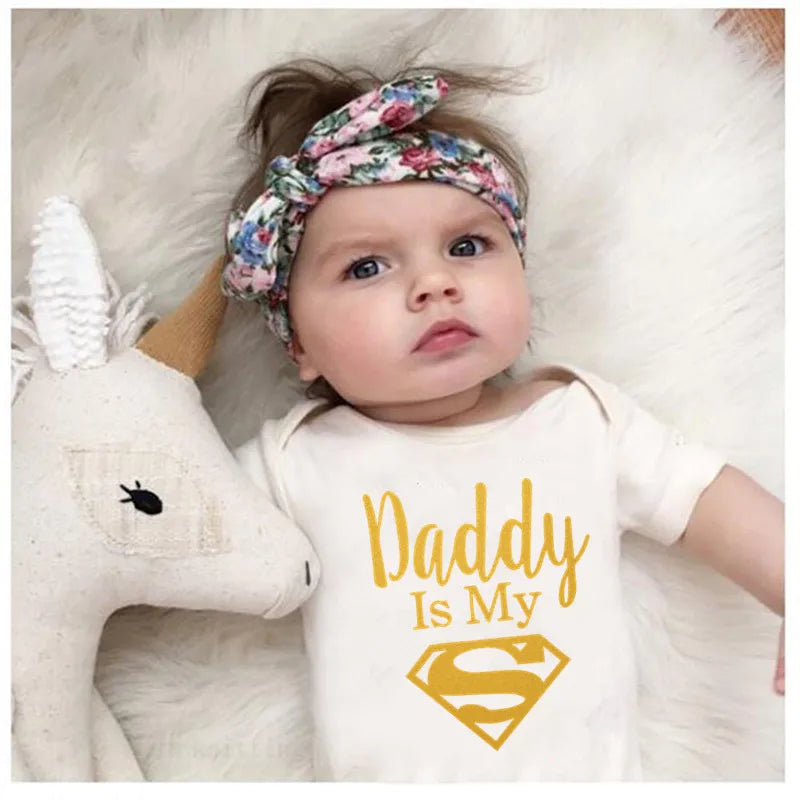 Body bébé "Daddy Is My Hero" imprimé doré - Barboteuse amusante pour nouveau-né fille et garçon