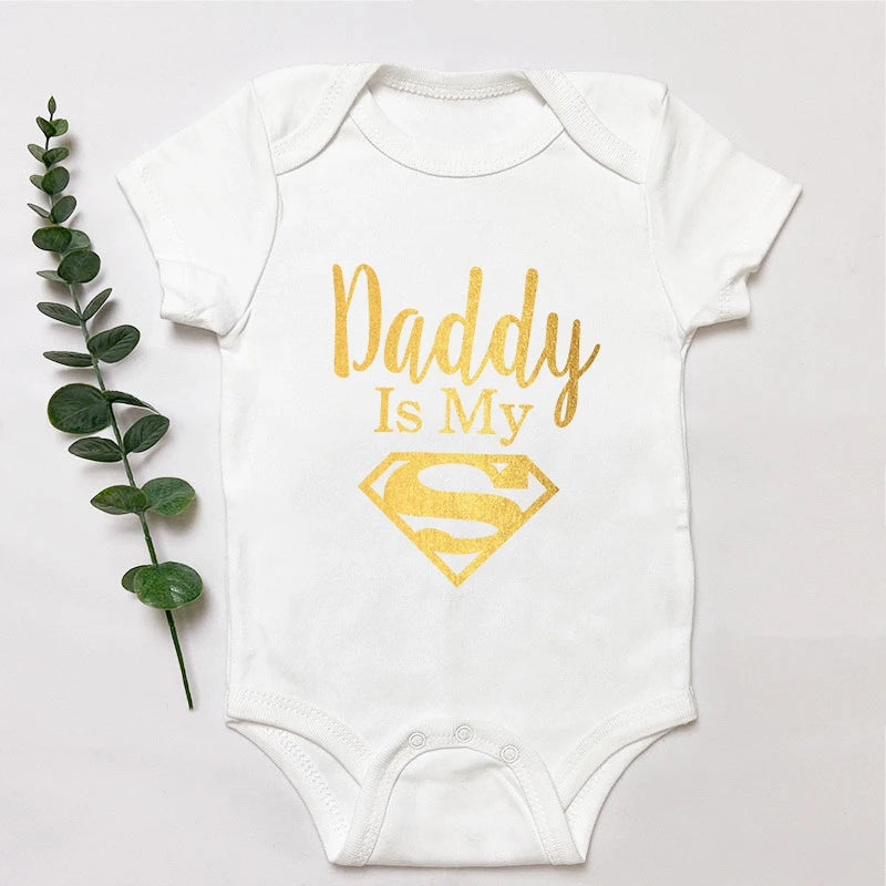 Body bébé "Daddy Is My Hero" imprimé doré - Barboteuse amusante pour nouveau-né fille et garçon